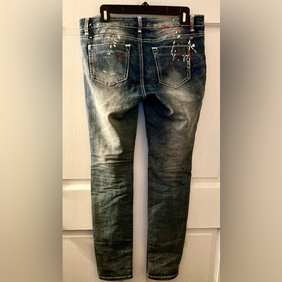 Almost Famous Red/white paint-splattered, distressed light blue jeans - Picture 3 of 10